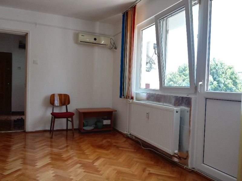 vand apartament 2 confort 1 etaj 4/ 4 zona nord catinei 3