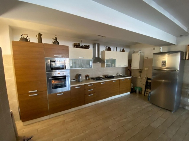 inchiriez apartament 4 camere, decomandat, 200mp, aviatorilor, 2. 300euro 5