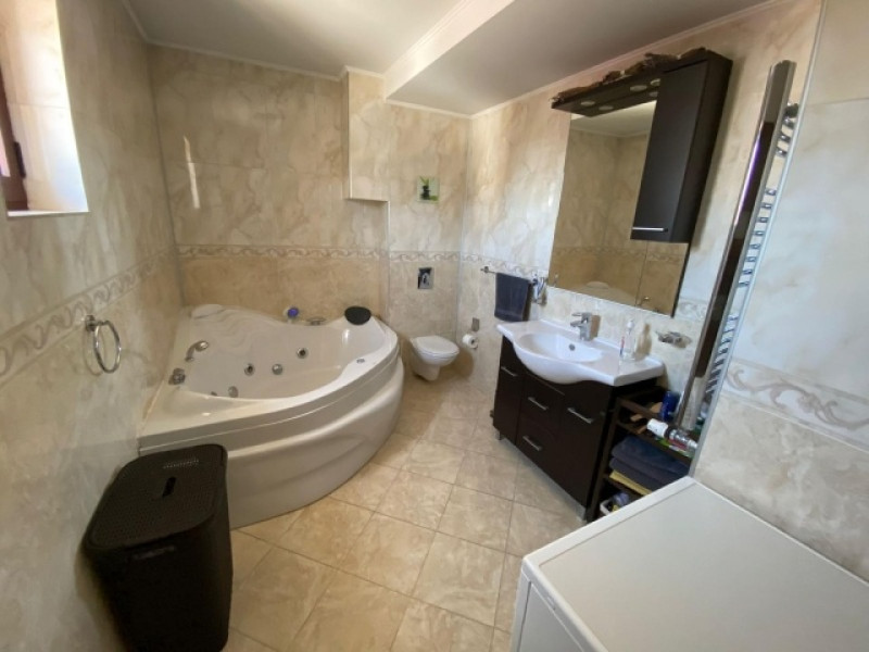 inchiriez apartament 4 camere, decomandat, 200mp, aviatorilor, 2. 300euro 6