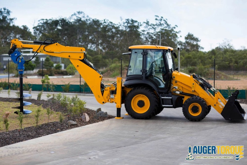 inchiriere buldoexcavatoare cu atasamente diverse 4