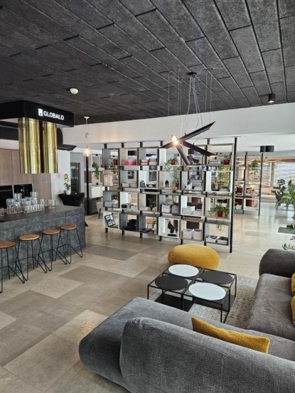 Spatiu comercial de inchiriat in zona Corneliu Coposu, 145mp, 5. 025euro anunturi gratuite