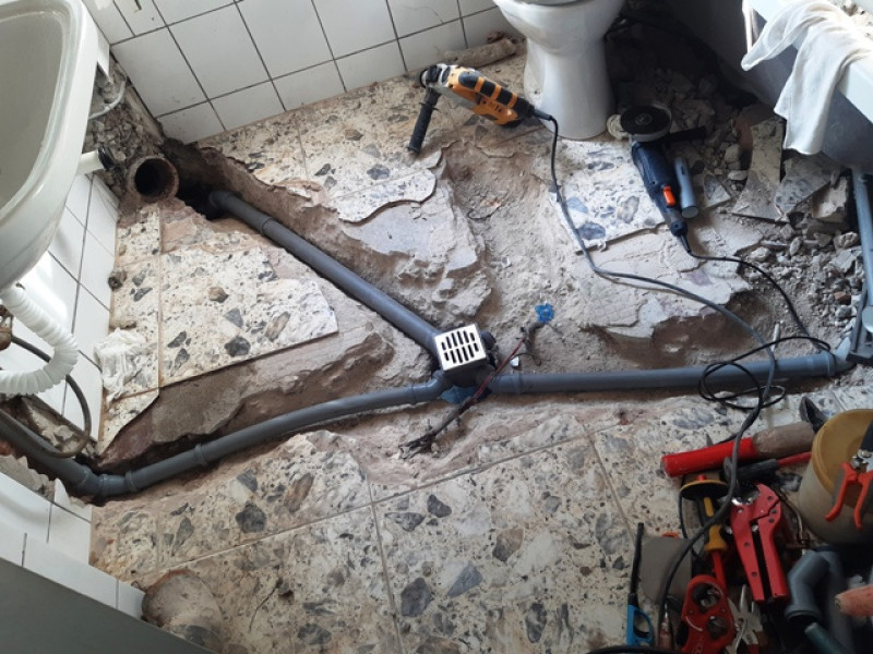 Servicii Instalatii: Schimbat Sifon Pardoseala, Tevi de scurgere / presiune