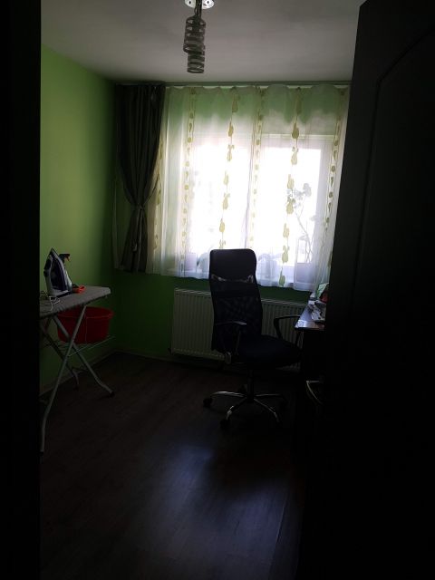 proprietar, vand apartament 3 camere, craiovita noua, et. 1, zona linistita 5