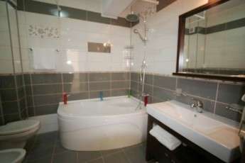 inchiriez apartament lux , etaj 6 , zona vega 4