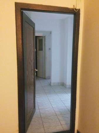 vand apartament 2 camere , decomandat in brezoi 4