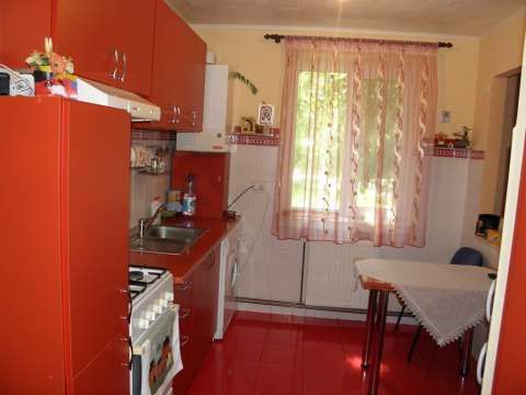 onesti, de vanzare apartament decomandat cu 3 camere 6