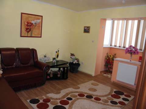 onesti, de vanzare apartament decomandat cu 3 camere 3