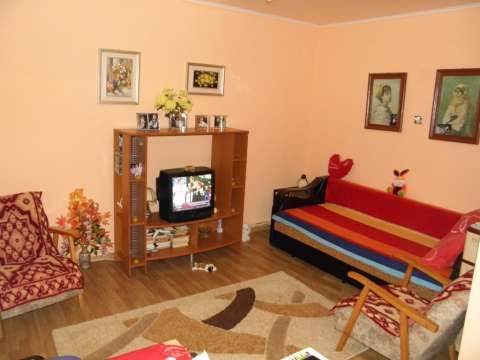 onesti, de vanzare apartament decomandat cu 3 camere 4