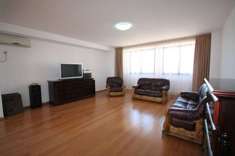 Inchiriez apartament spatios de 3 camere la 299 euro/luna anunturi gratuite