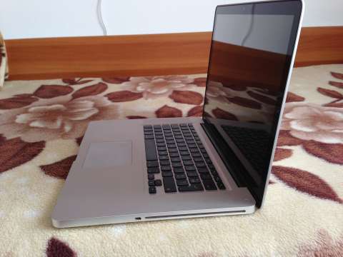 vand sau schimb macbook pro 15 inch mid i5 impecabil 2