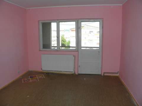 onesti, de vanzare apartament 3 camere decomandate in zona de jos 1