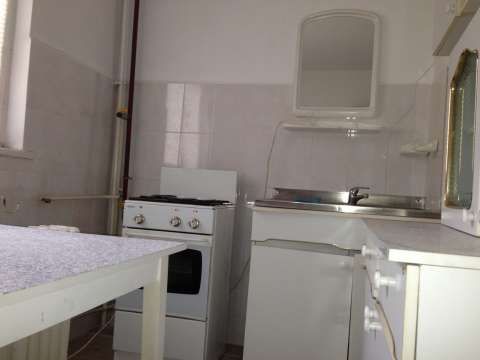 vand apartament 3 camere semidecomandat ( hcc 2