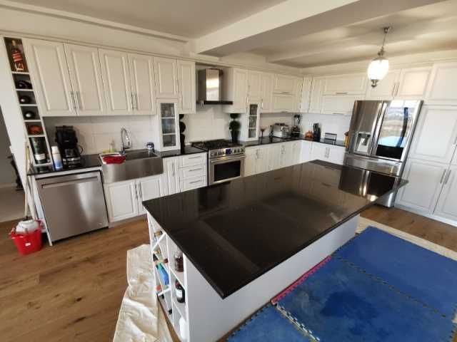 granit negru in medias